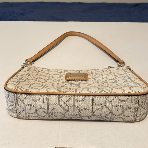 Calvin Klein - Picture 2 of 4